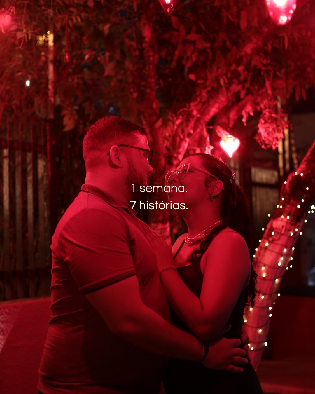 Casal sob luzes vermelhas na Cantina
