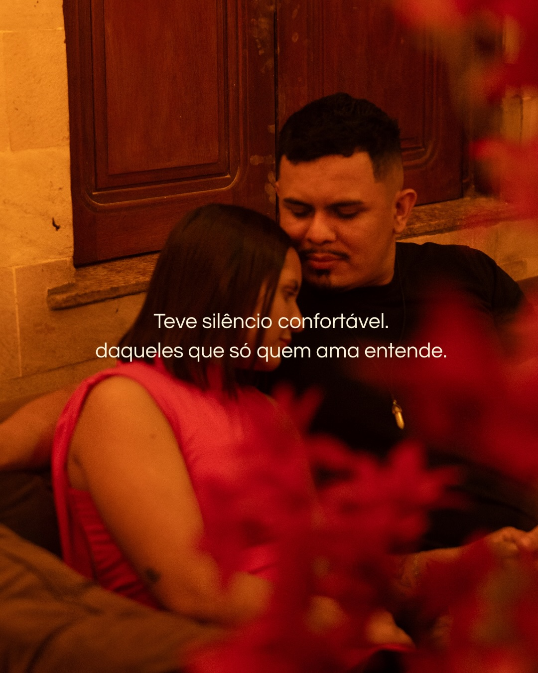 Casal em silêncio confortável
