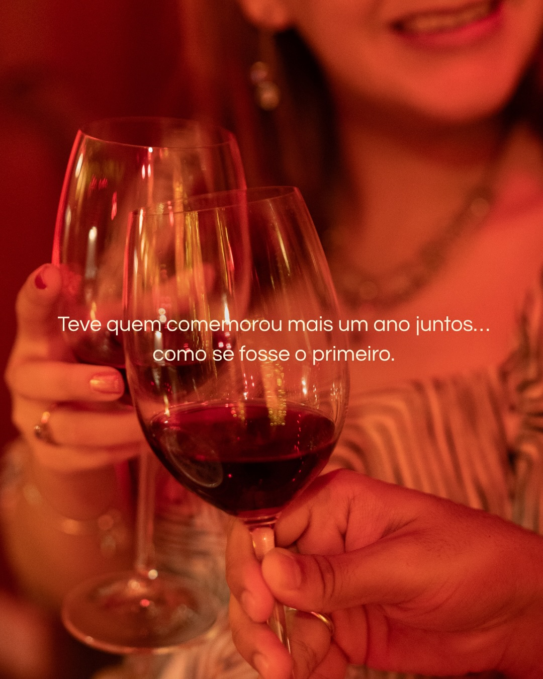 Brinde de aniversário com taças de vinho